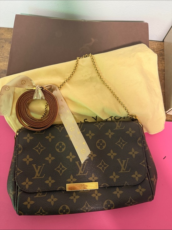 Louis Vuitton Handbags - Louis Vuitton Monogram Favorite MM Shoulder Bag with Gold Chain Strap
